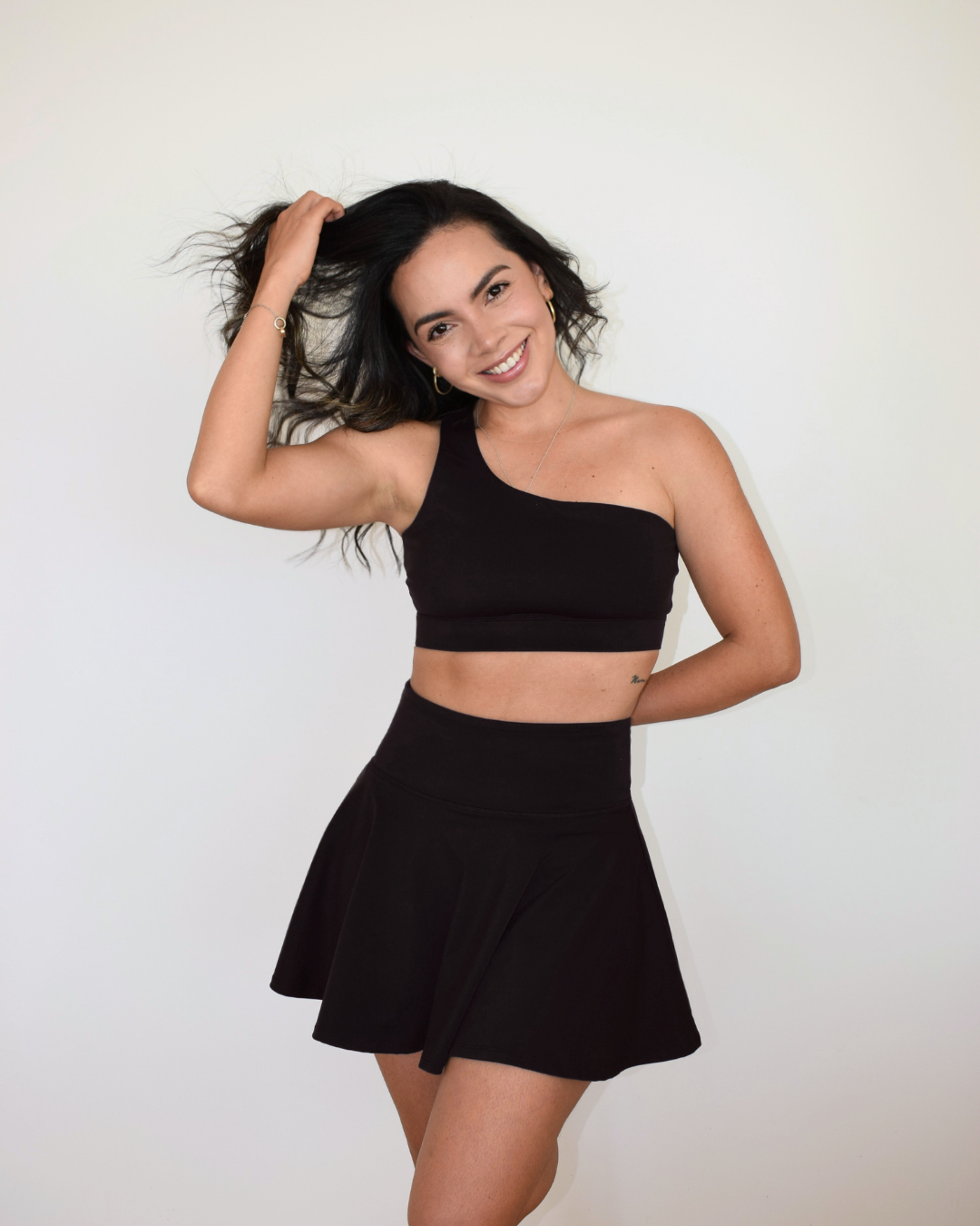 Vista lateral del Core One-Shoulder Bra negro de Muv&Glow, diseño asimétrico ideal para yoga y entrenamiento diario.