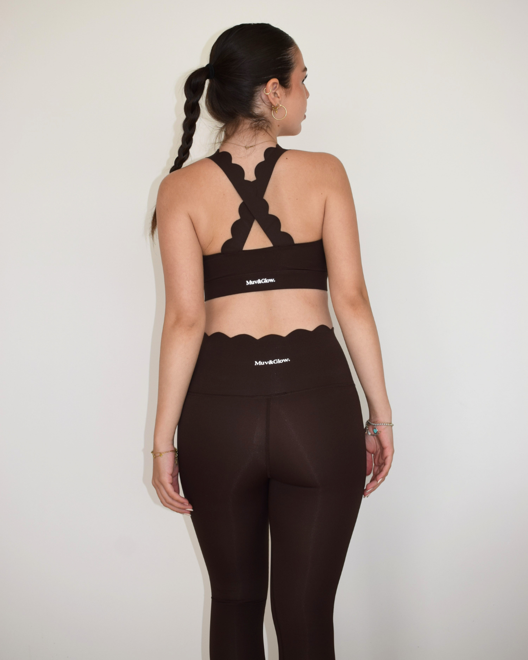 Vista lateral del The Edge Bra espresso de Muv&Glow, top con tirantes gruesos cruzados en la espalda.