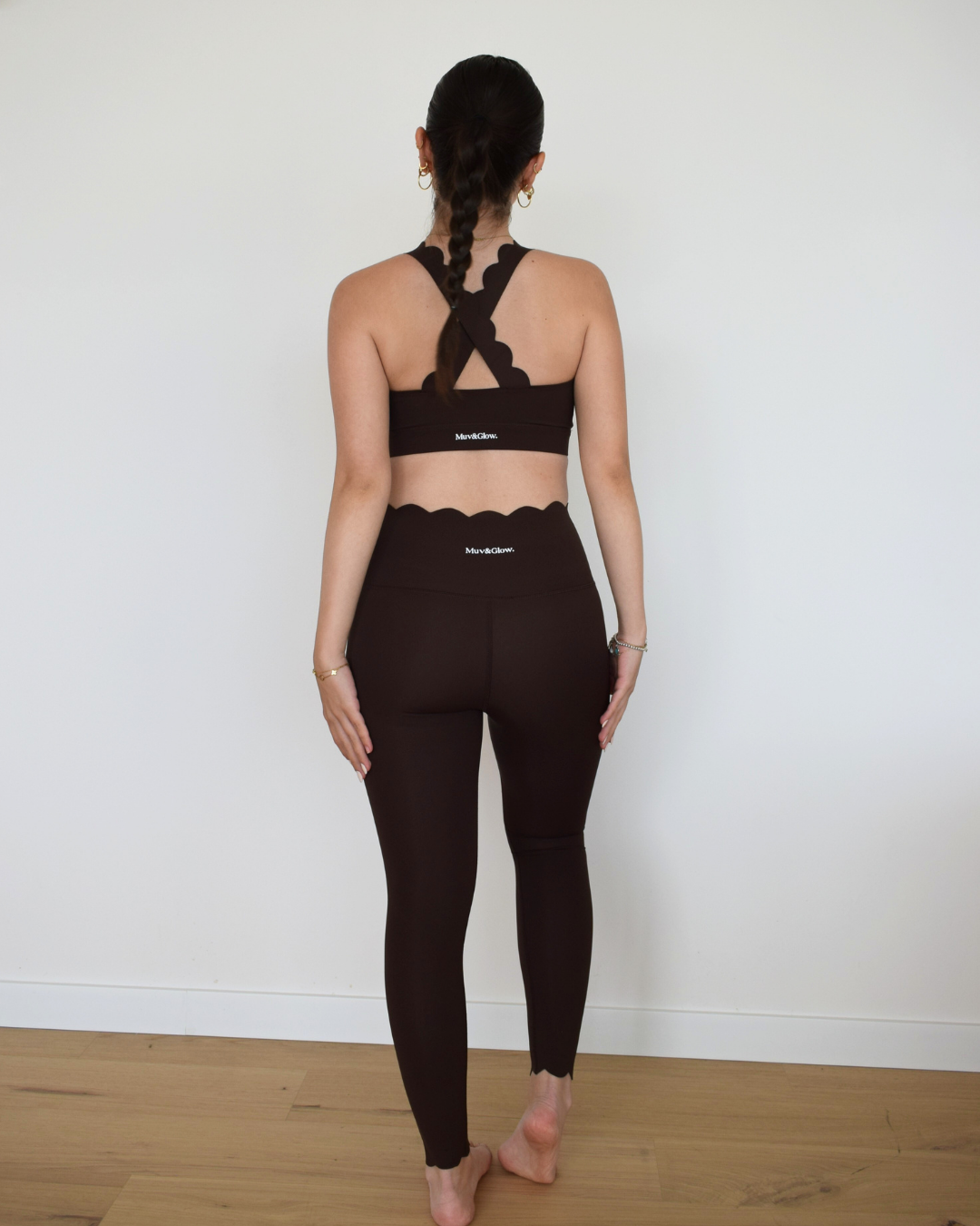 Vista trasera del Edge Legging espresso de Muv&Glow, leggings deportivos que moldean sin transparencias.