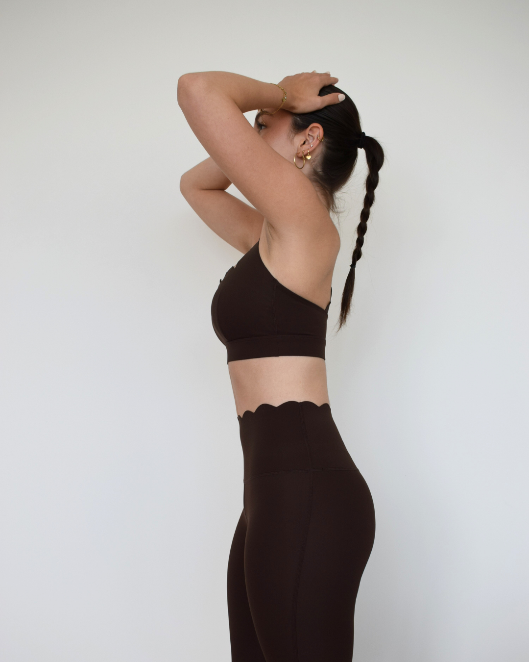 Vista lateral del Edge Legging espresso de Muv&Glow, leggings ajustados con costura favorecedora.