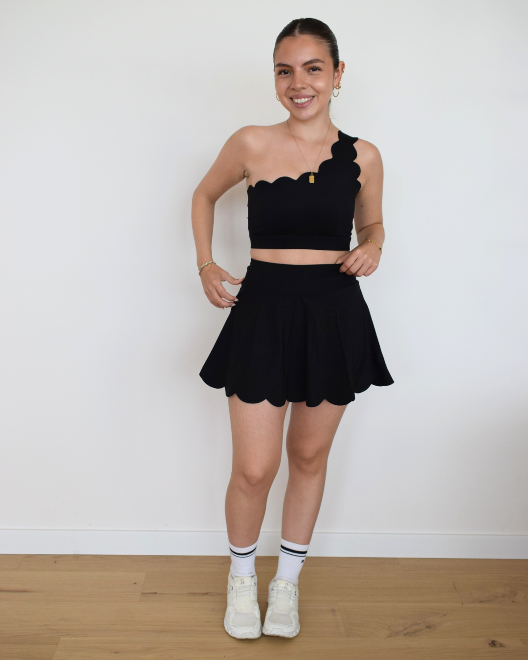 Conjunto completo con The Edge One-Shoulder Bra negro de Muv&Glow, ideal para entrenar o elevar tu look deportivo.