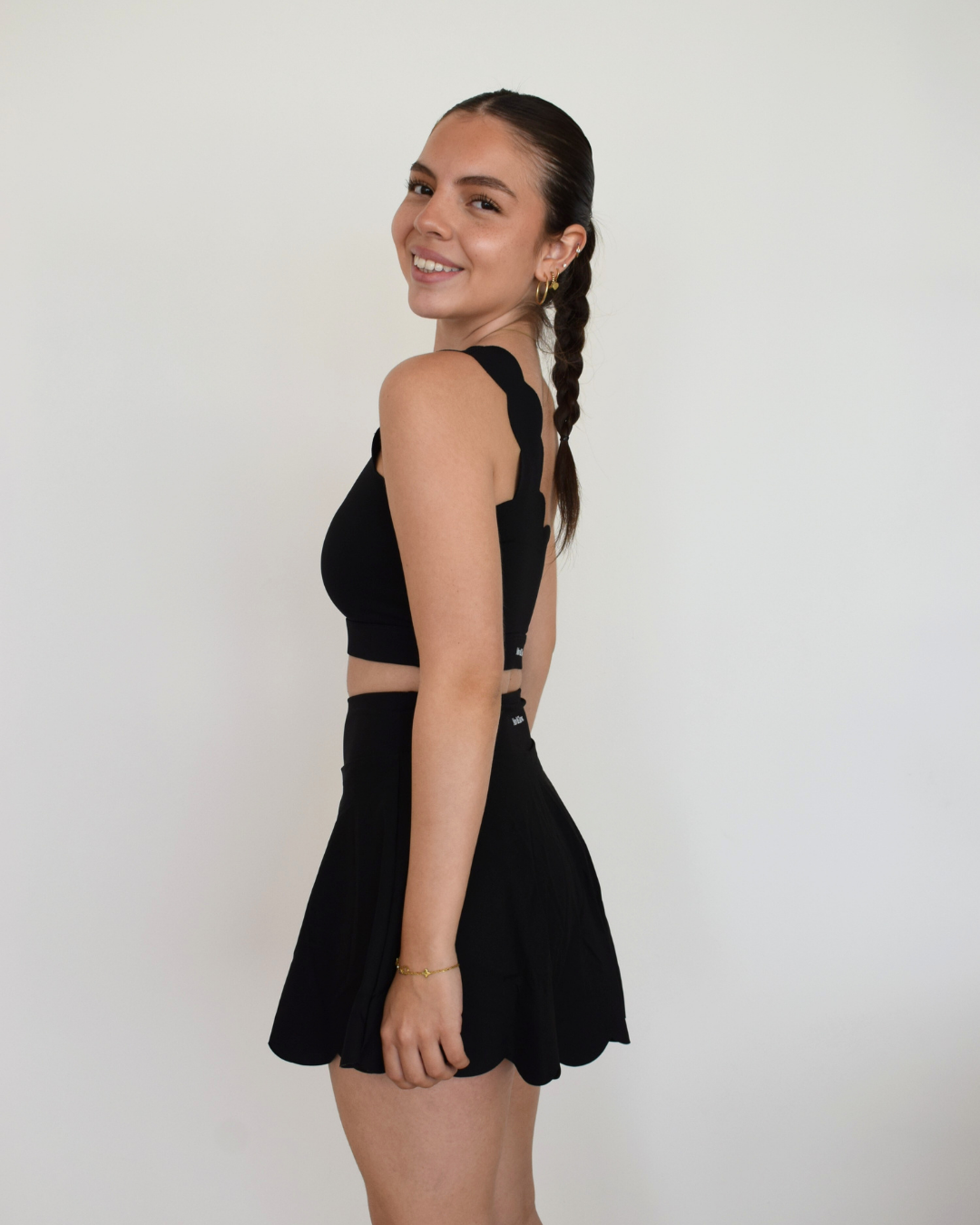 Vista lateral del The Edge One-Shoulder Bra negro de Muv&Glow, diseño asimétrico con detalle de ondas.