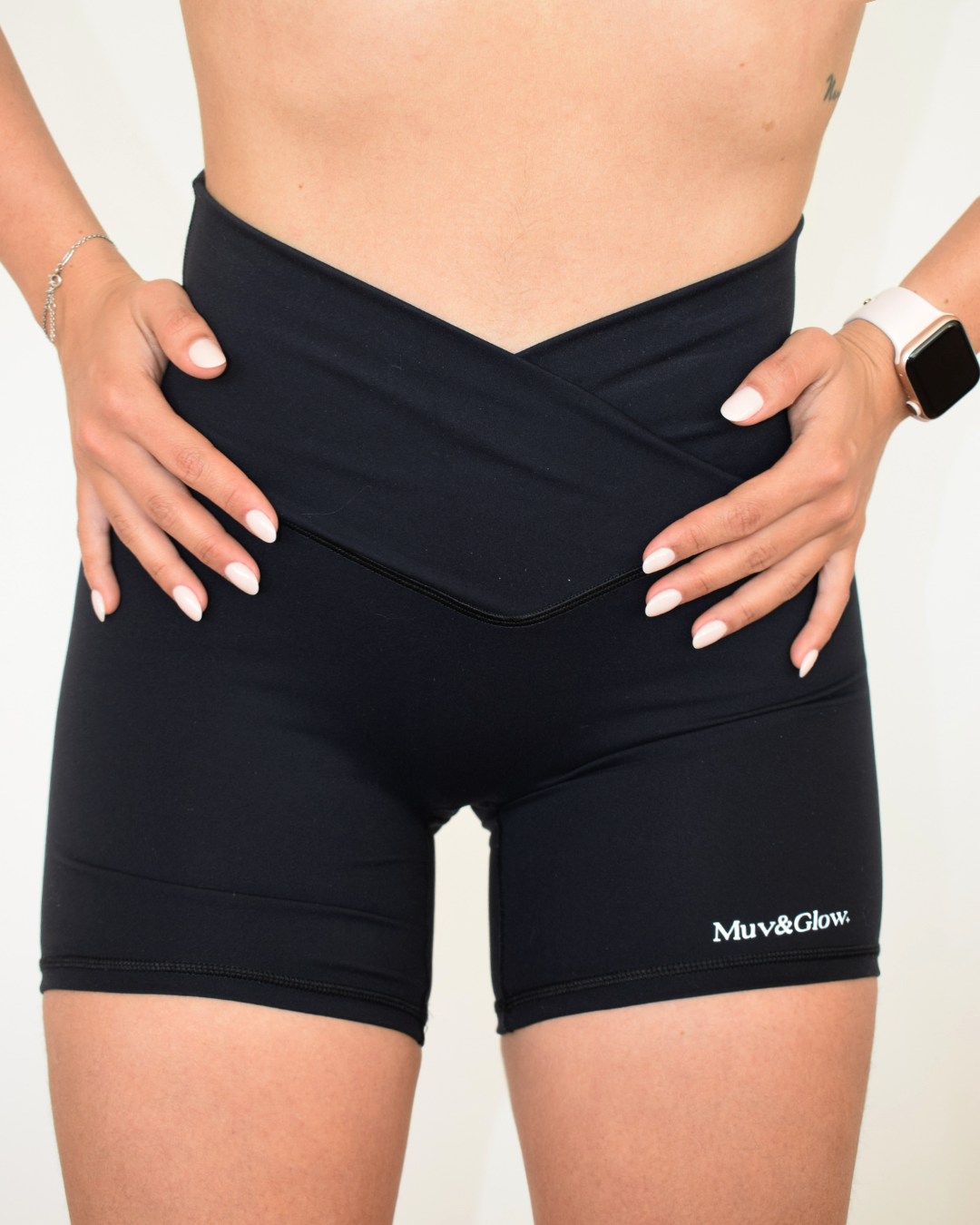 Detalle del ajuste en cintura de los core Shorts de Muv&Glow, en color negro.