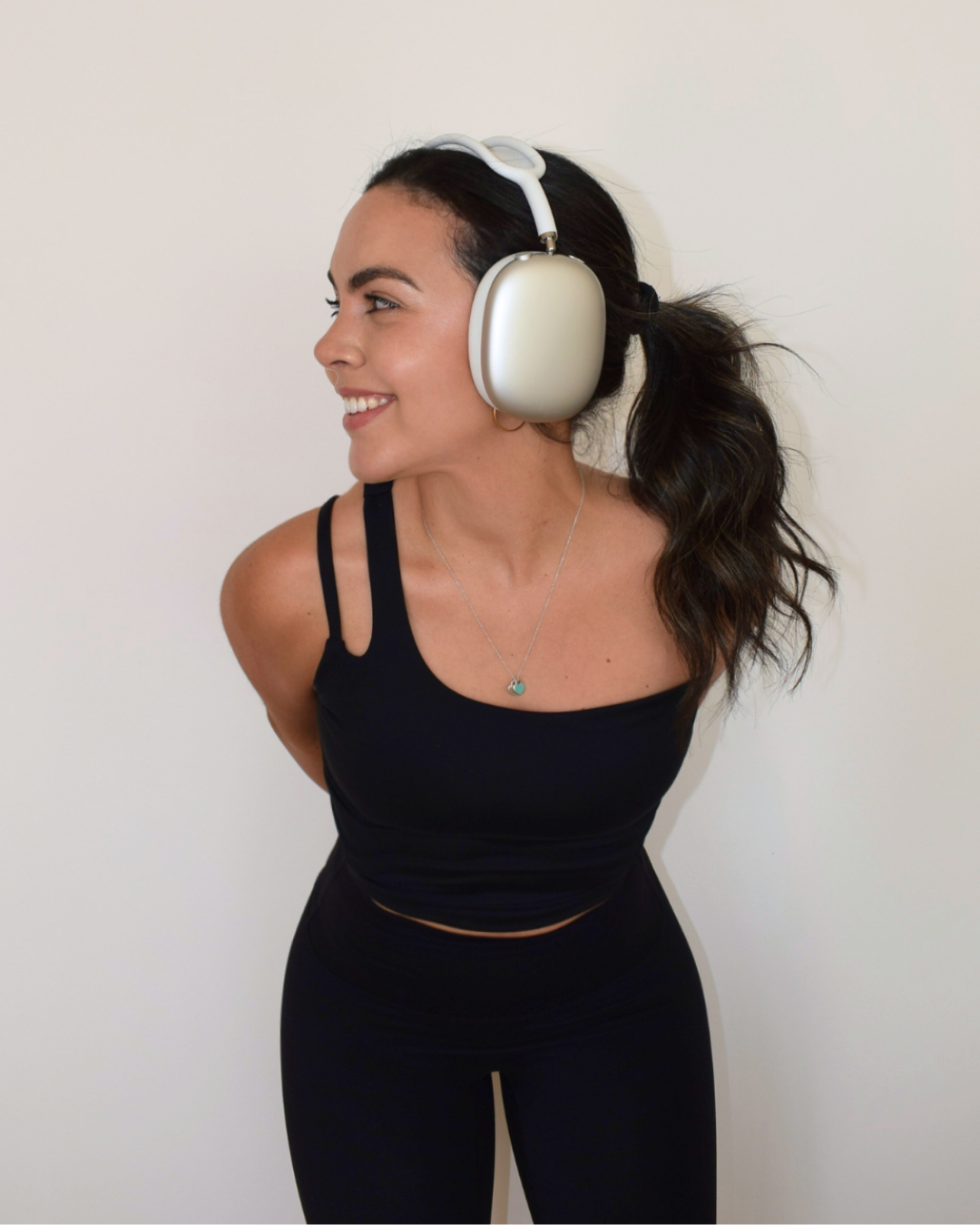 Modelo con manos en la espalda usando el Core Dual Top negro