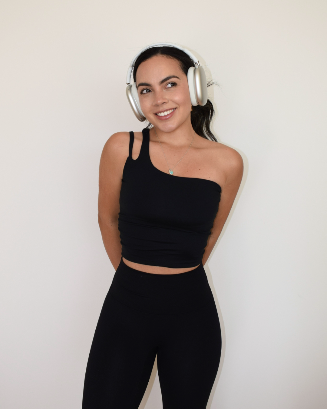 Modelo de pie mostrando el ajuste del Core Dual Top negro completo