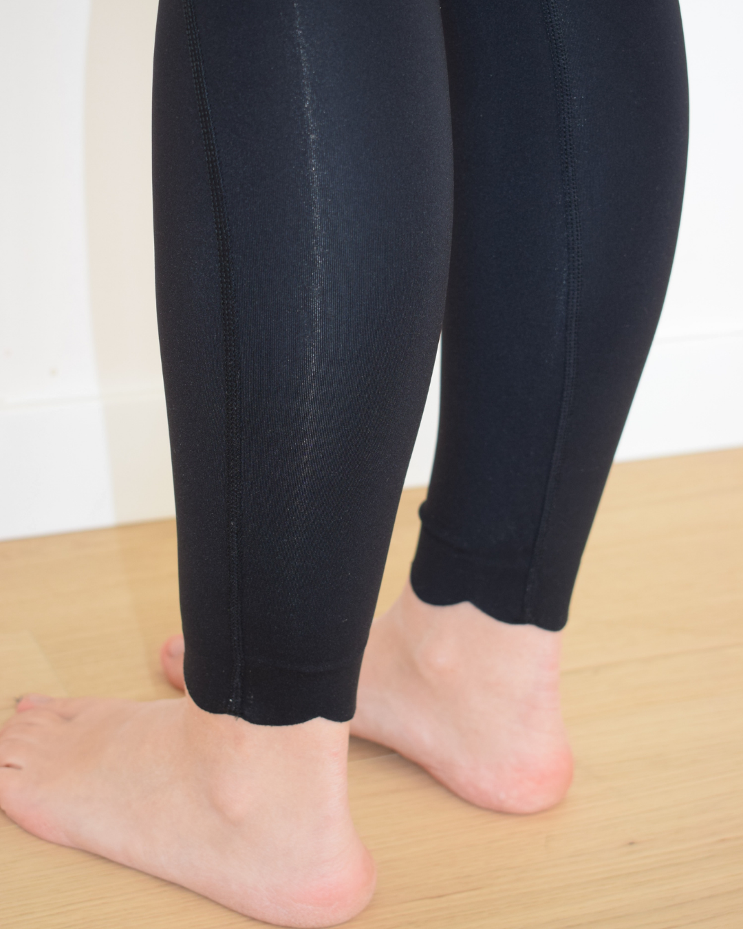 Detalle inferior del legging The Edge con terminado ondulado