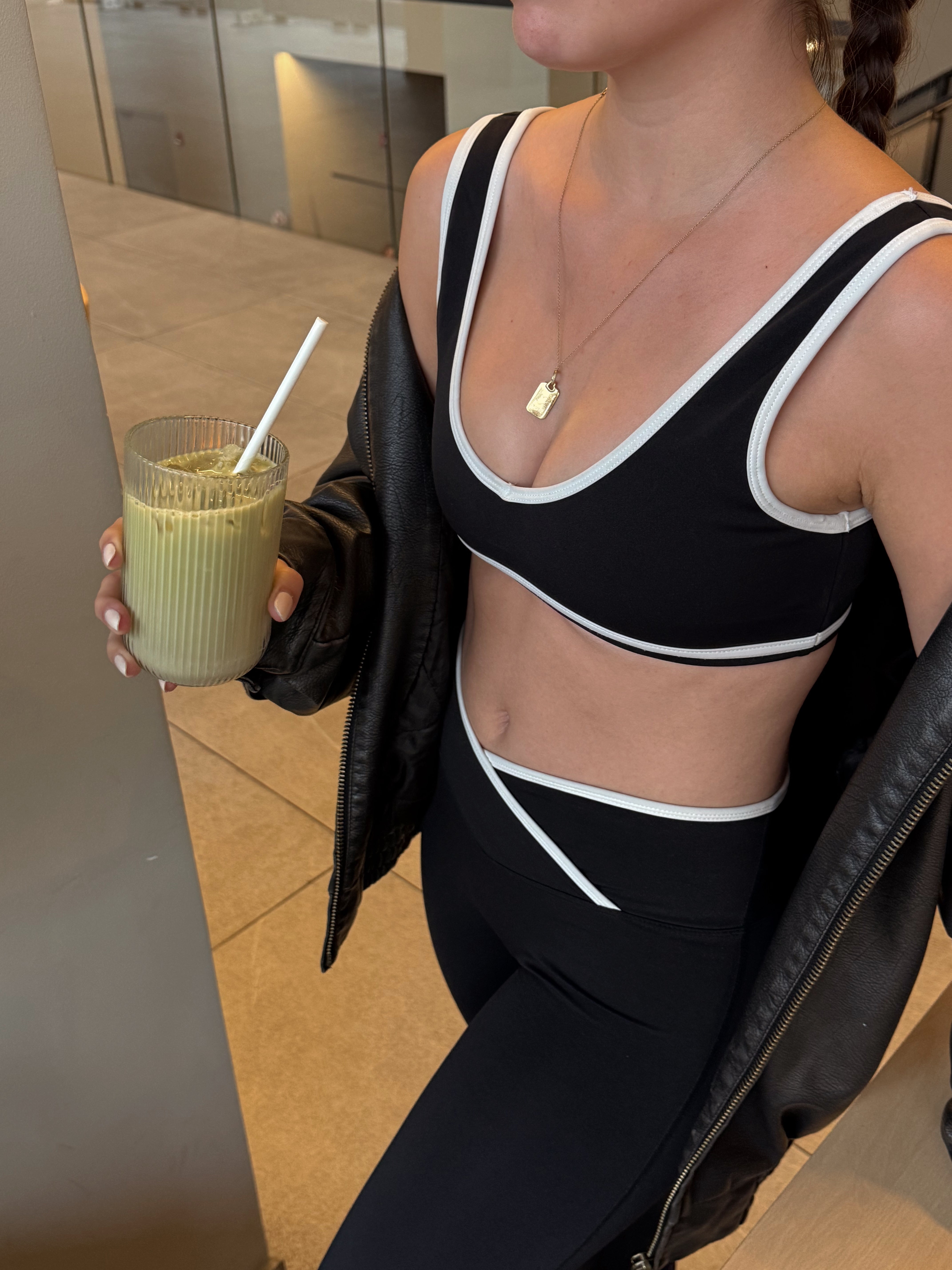 Foto modelo tomando matcha con set icon de Muv&Glow.