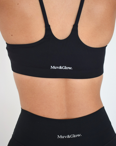 Detalle de la espalda del Core Bra negro de Muv&Glow, tirantes finos y diseño sin costuras.