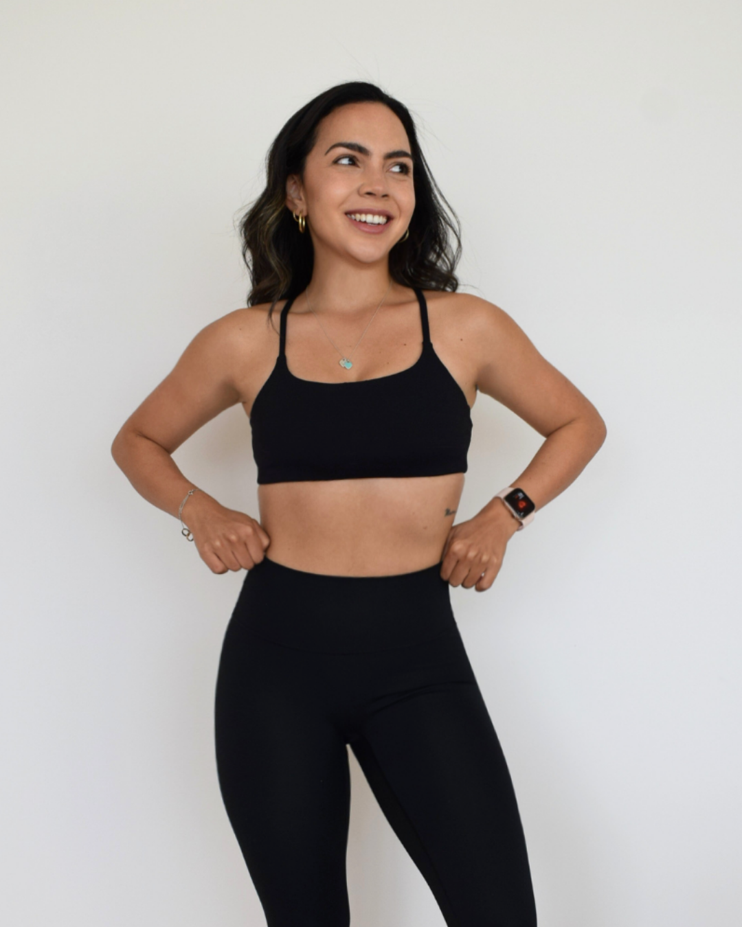 Modelo usando el Core Bra negro de Muv&Glow, top deportivo de tirantes finos con soporte ligero.