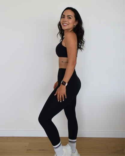 Vista lateral del Core Bra negro de Muv&Glow, top deportivo cómodo y sin costuras visibles.