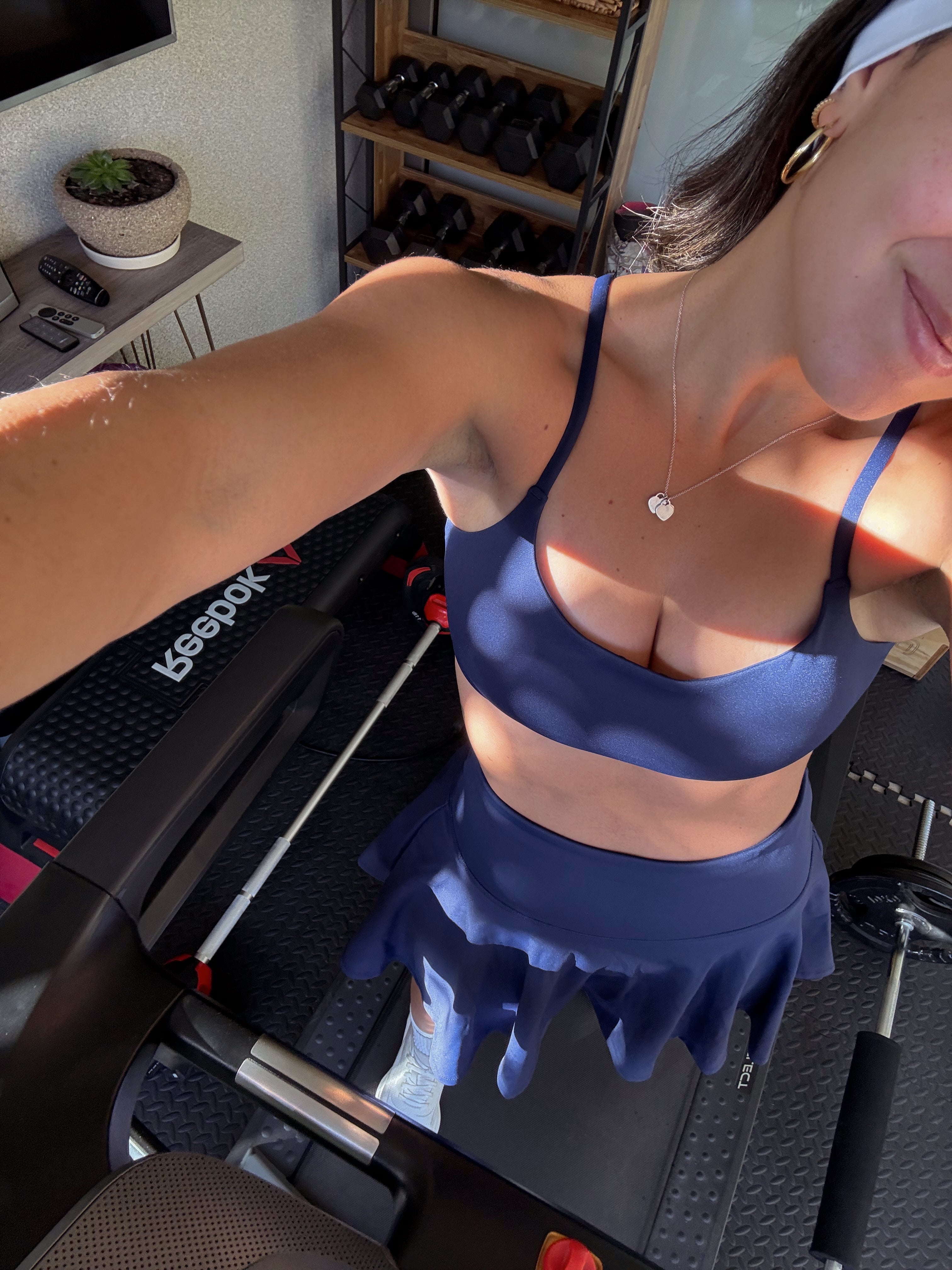 Vista desde arriba de modelo en el gimnasio con set navy de Muv&Glow.
