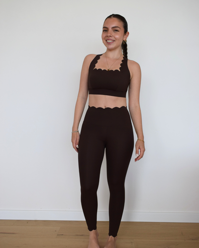 Modelo usando The Edge Legging en espresso de Muv&Glow, leggings de tiro alto y pretina firme.
