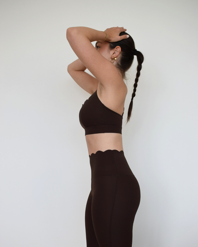 Vista lateral del Edge Legging espresso de Muv&Glow, leggings ajustados con costura favorecedora.
