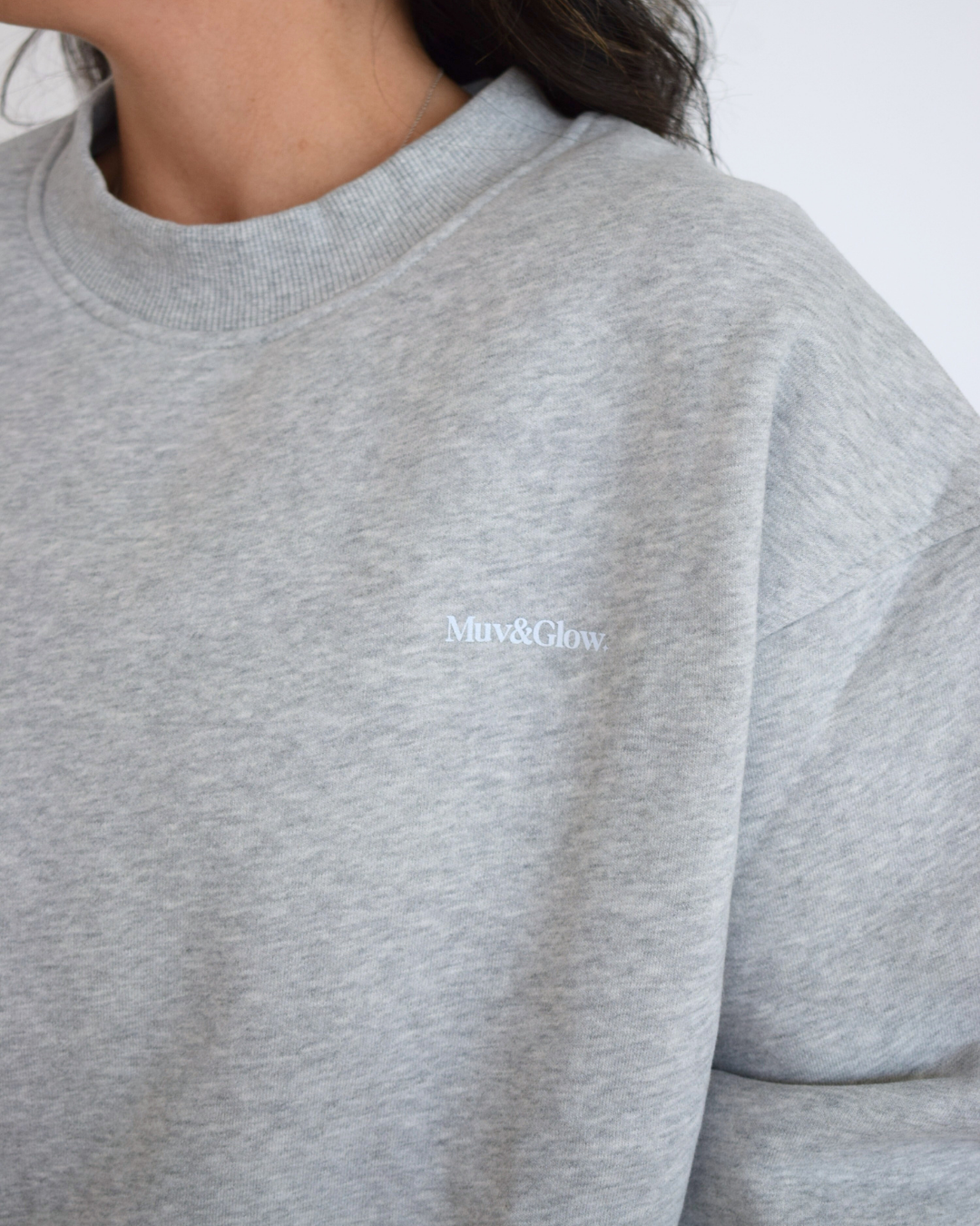 Detalle del cuello del Essential Pullover gris de Muv&Glow, acabado limpio y cuello redondo clásico.

