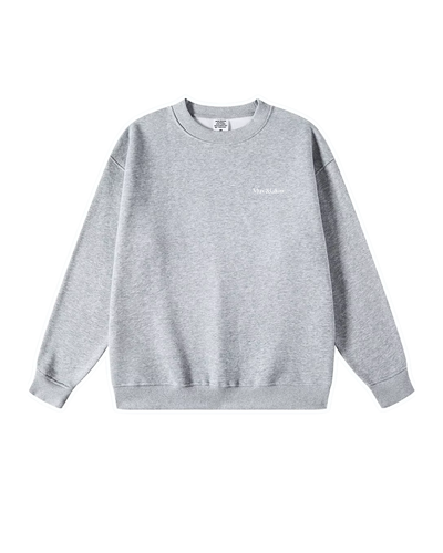 Flat lay del Essential Pullover gris de Muv&Glow sobre fondo blanco, polerón cómodo con fit relajado.
