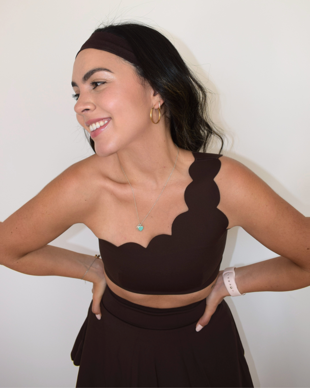 Modelo sonriendo con el bra The Edge de Muv&Glow con tirante único color espresso