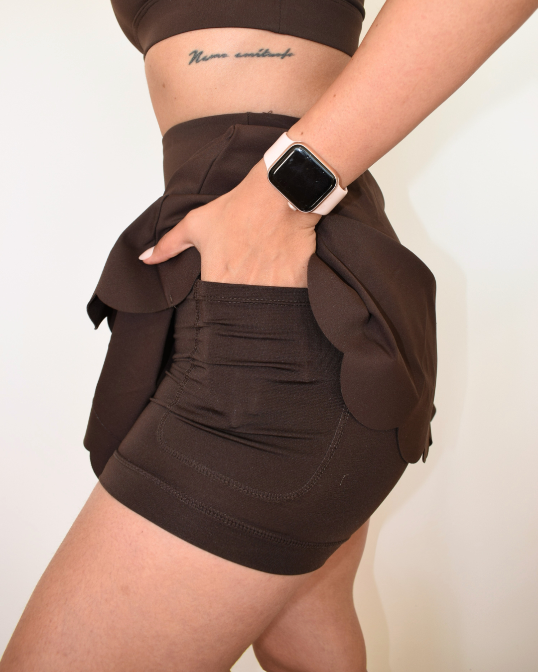 Falda The Edge espresso de Muv&Glow mostrando bolsillo lateral
