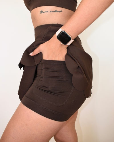 Falda The Edge espresso de Muv&Glow mostrando bolsillo lateral
