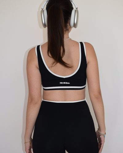 Vista trasera del Icon Bra negro con ribete blanco de Muv&Glow
