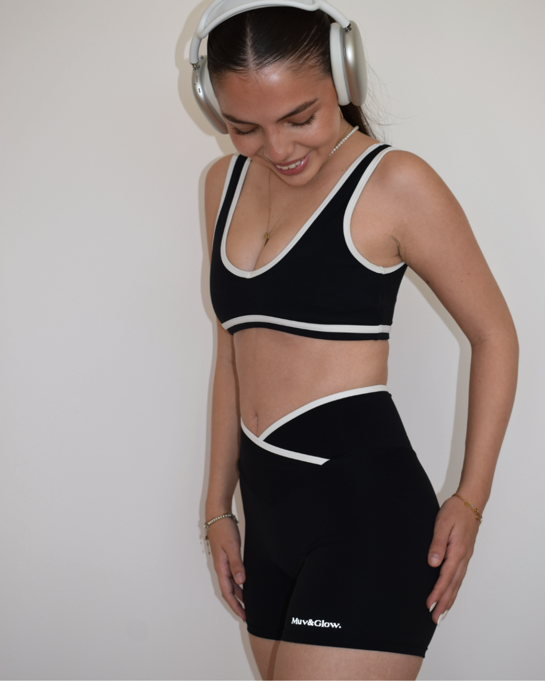 Modelo de perfil usando el Icon Bra negro de Muv&Glow
