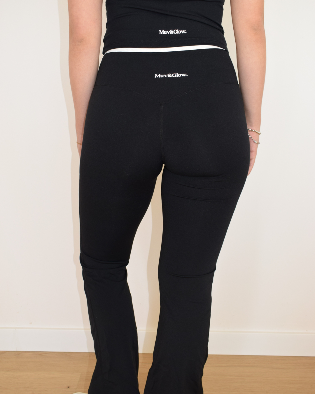 Close-up de la espalda de los Icon Flare negros mostrando detalle en V
