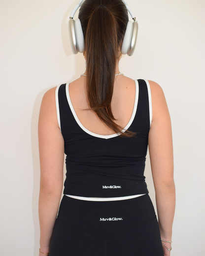 Vista trasera de los Icon Flare negros con cintura en V y logo Muv&Glow
