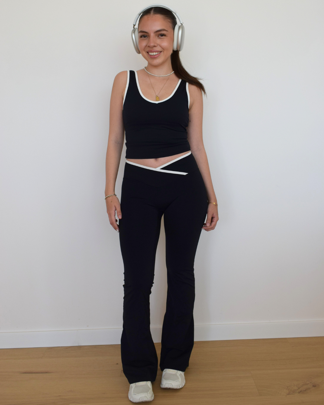 Vista completa de los Icon Flare negros con top a juego de Muv&Glow
