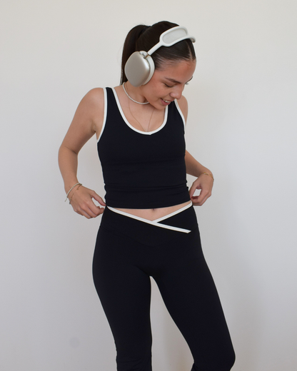 Modelo usando Icon Flare negros con manos en la cintura mostrando fit estilizado
