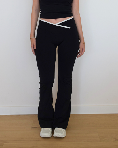 Vista frontal de los Icon Flare negros con ribete blanco en la cintura cruzada

