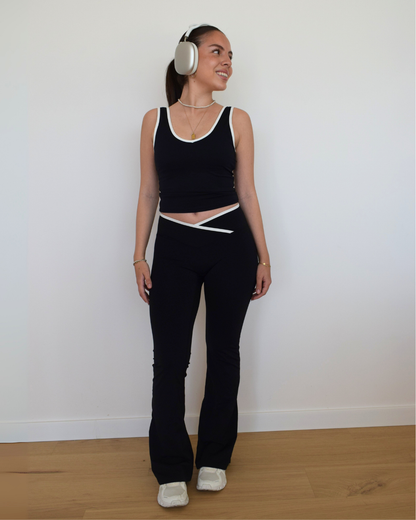 Vista caminando de los Icon Flare negros con top The Icon de Muv&Glow
