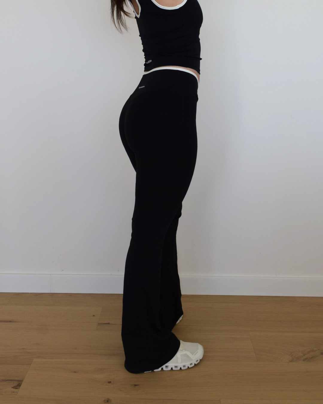 Vista lateral de los Icon Flare negros con corte acampanado
