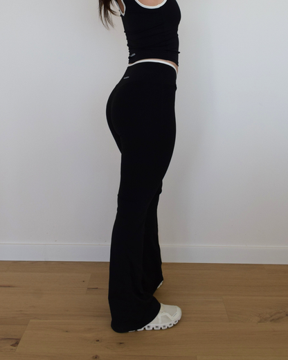 Vista lateral de los Icon Flare negros con corte acampanado
