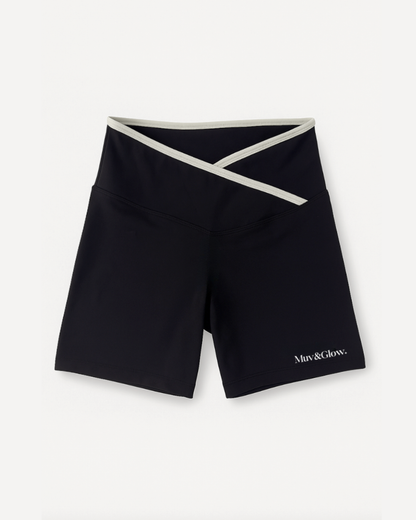 Flat lay de los Icon Shorts negros con detalle cruzado en la cintura
