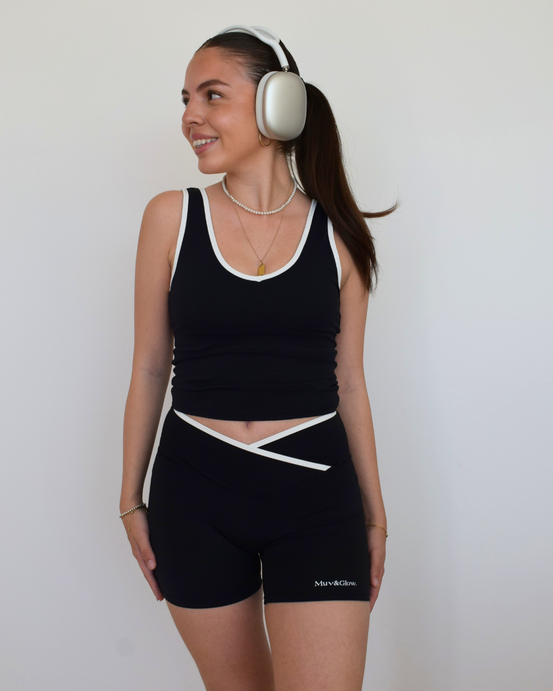 Vista frontal completa de los Icon Shorts negros de Muv&Glow
