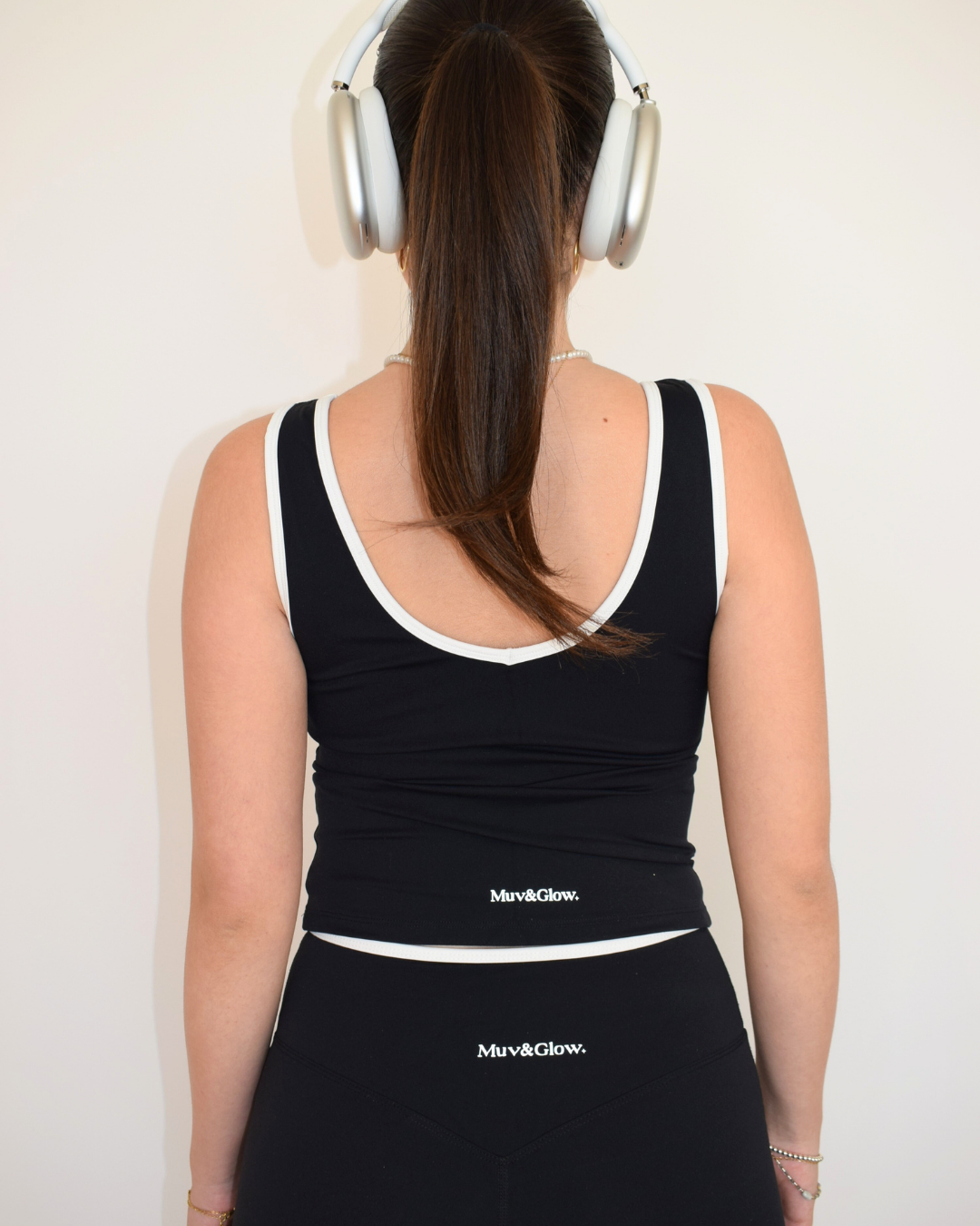 Vista trasera del Icon Top negro con ribete blanco de Muv&Glow
