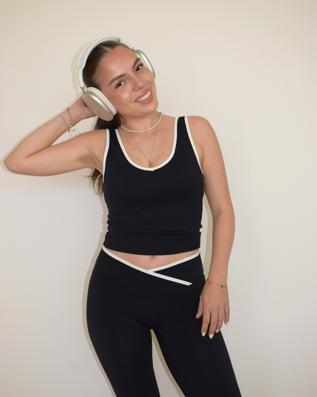 Modelo levantando brazo con el Icon Top negro de Muv&Glow
