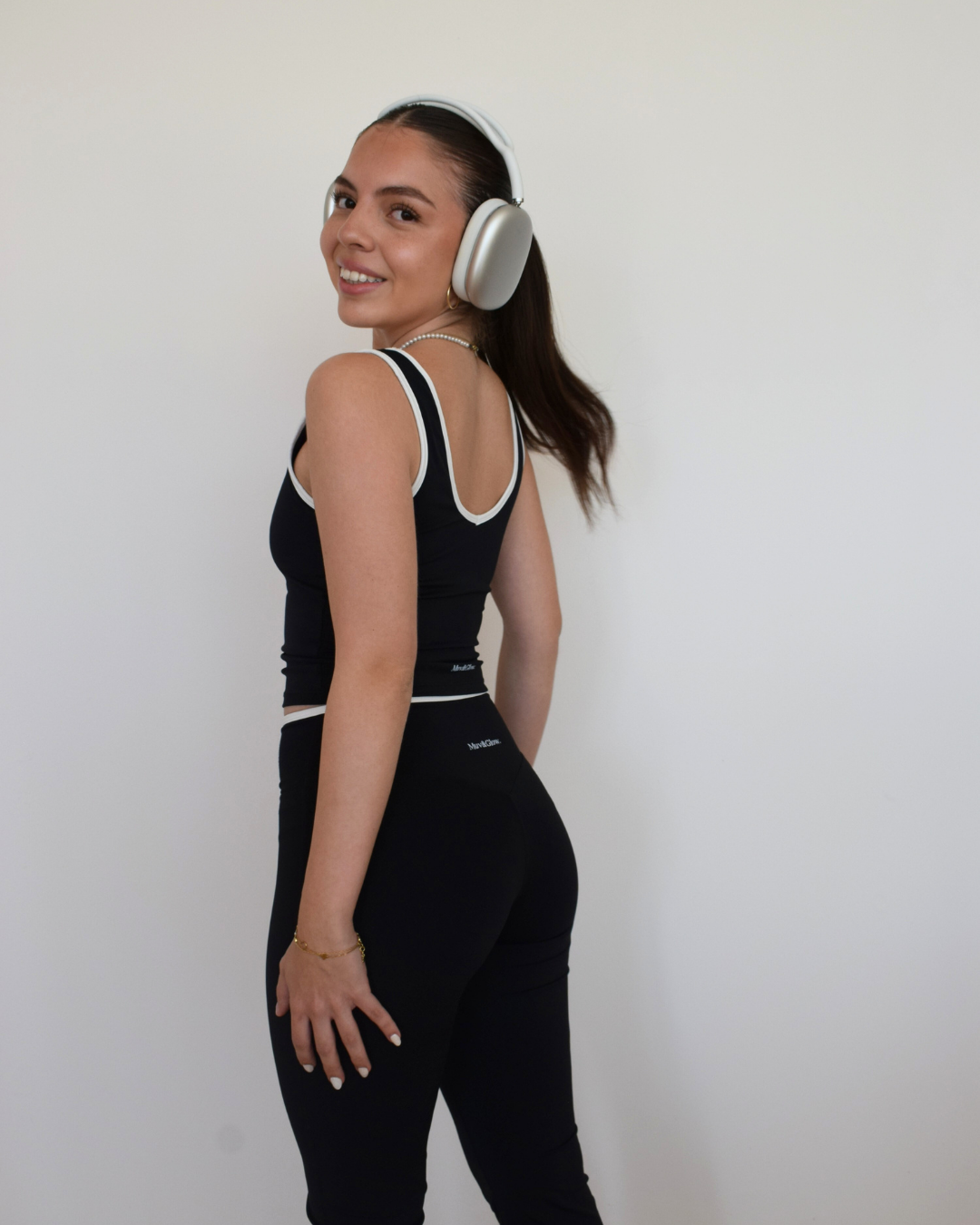 Modelo de perfil con el Icon Top negro de Muv&Glow
