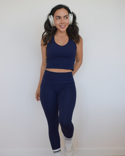 Mujer posando de frente con el set completo navy de Muv&Glow con The Core Twist Top.

