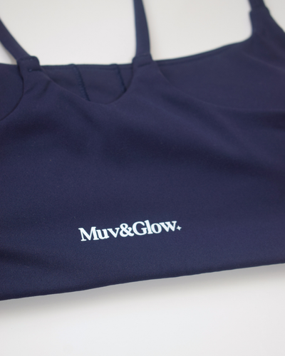 Detalle del logo estampado en el top azul marino de Muv&Glow