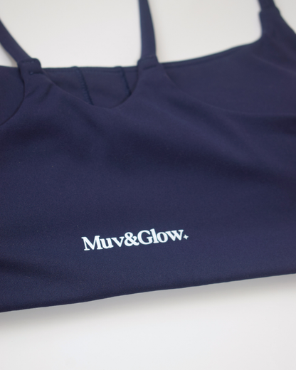 Detalle del logo estampado en el top azul marino de Muv&Glow