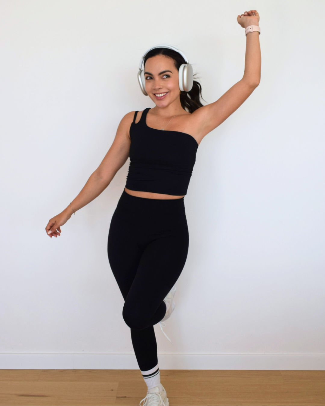 Modelo posando de frente con el legging negro The Core