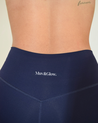 Primer plano de la parte trasera del legging navy con logo Muv&Glow
