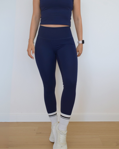 Vista frontal del legging navy The Core
