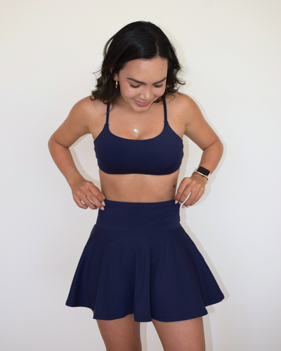 Vista frontal del Core Set navy con diseño scalloped en top y falda