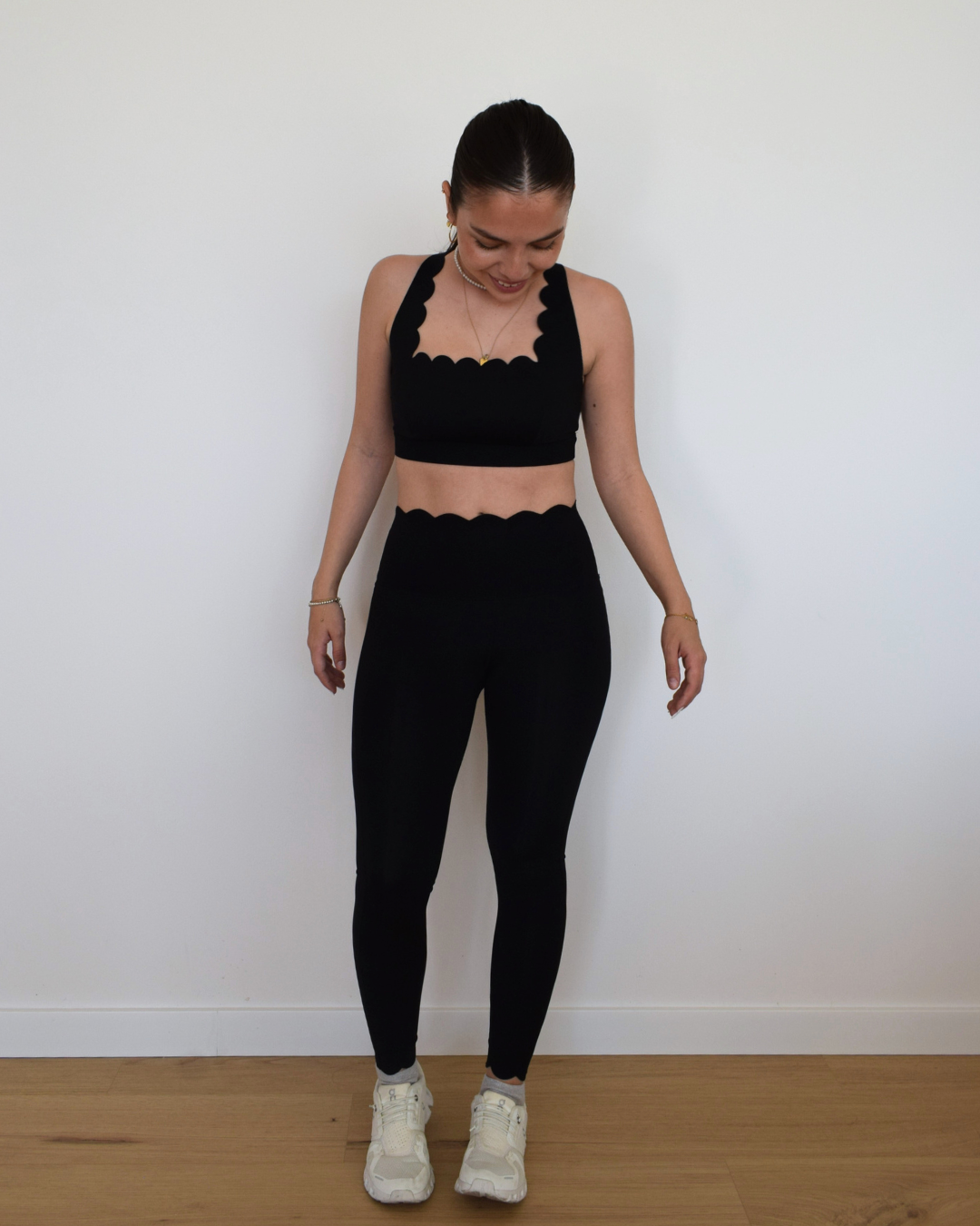 Vista frontal completa del conjunto The Edge negro
